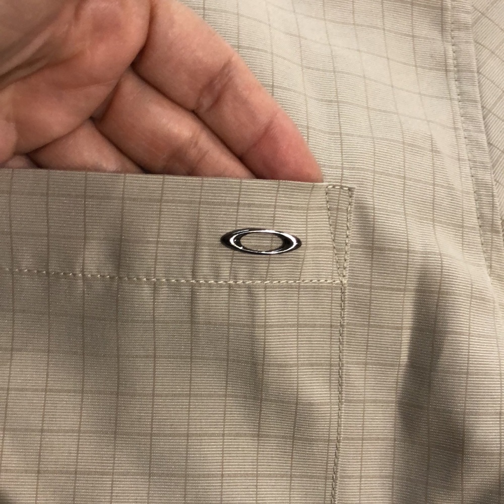 Like new! - OAkLEY Regular Fit Short Sleeved Button Down Shirt - Picture 3 of 8